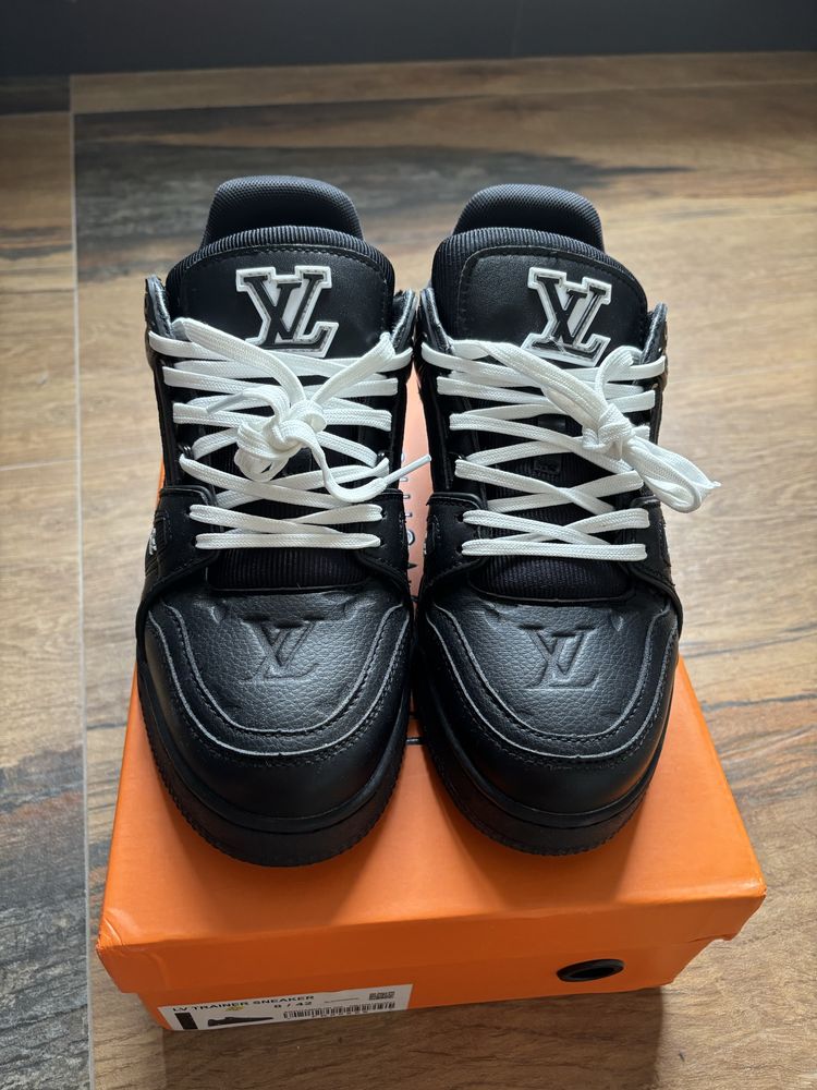 LV trainers black
