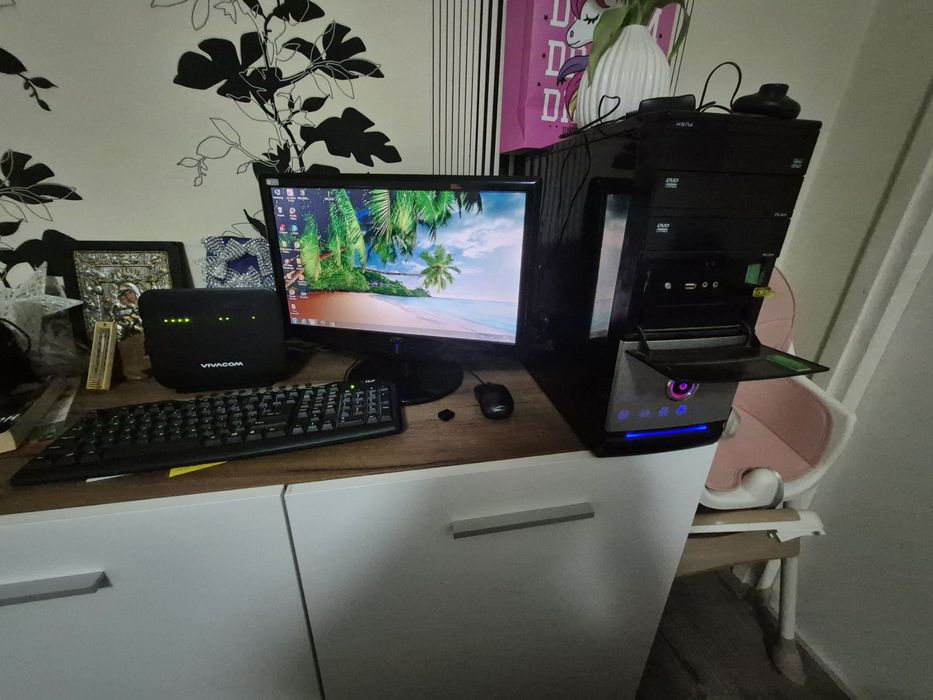 Настолен компютър с монитор