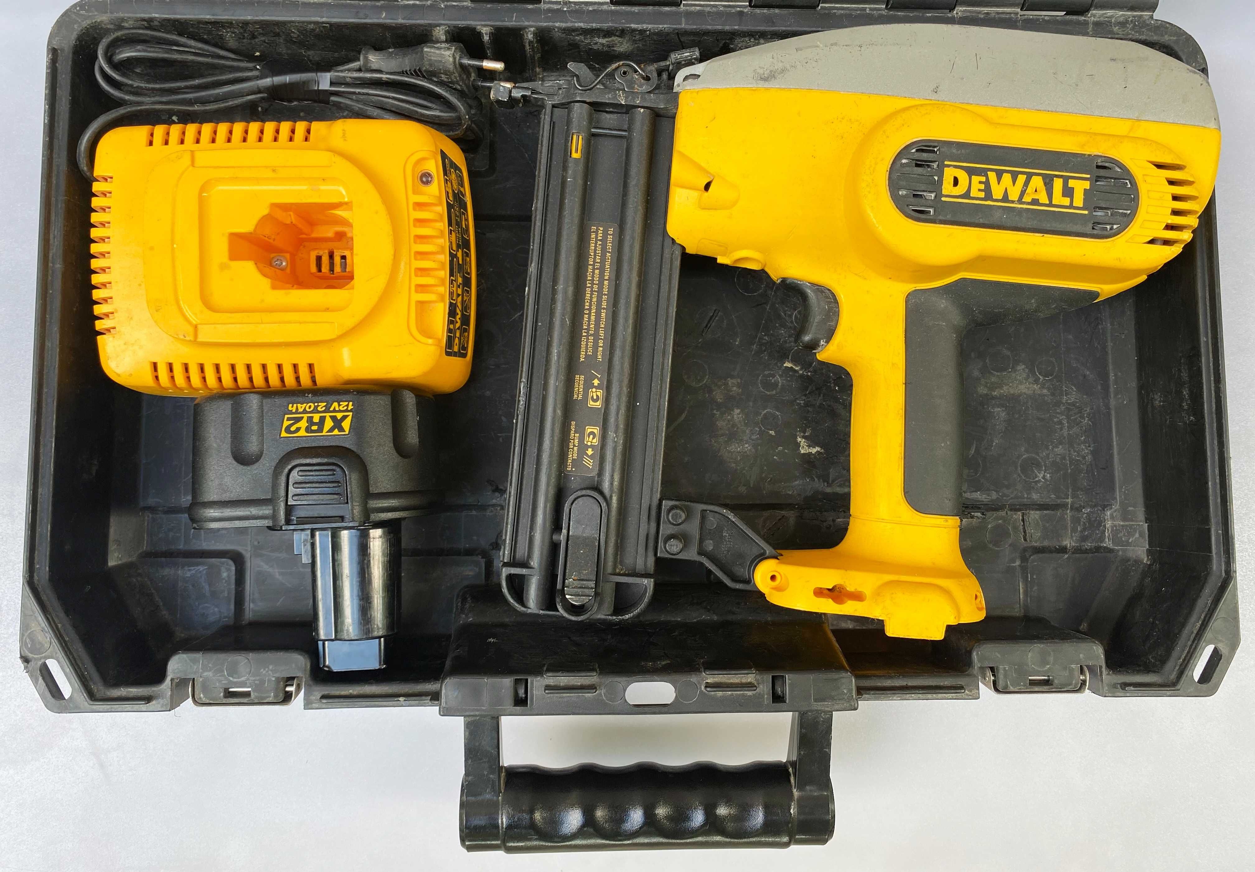 Акумулаторен пистолет за пирони DeWalt DC602 12V 2.0Ah