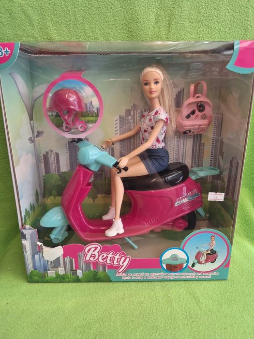 Кукла Барби с розов скутер и каска