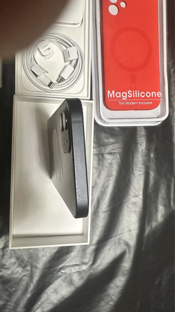 Продавам Iphone 12