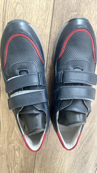 Продам кроссовки новые кожаные 36р