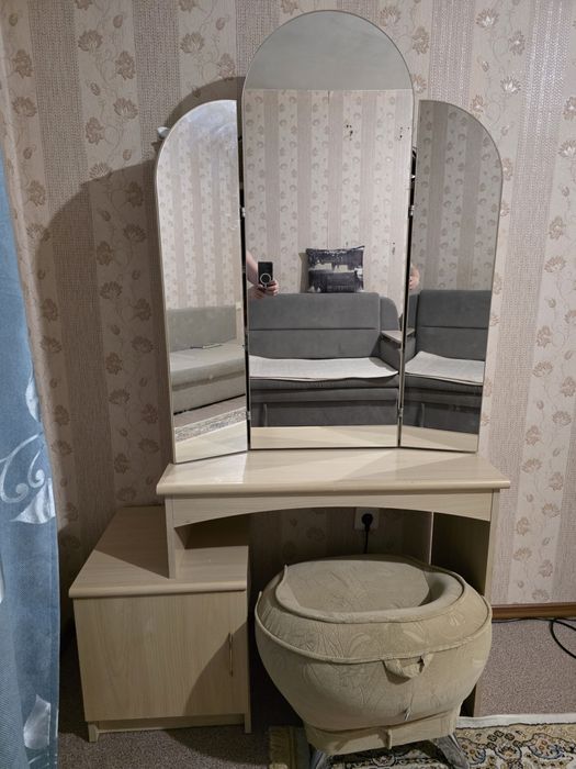 Шкаф,комод,дамский столик.Шатура