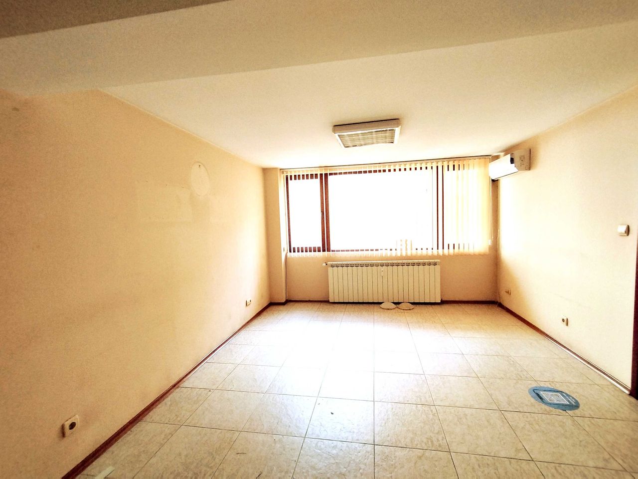 Дава се под наем Офис в Перник, Център - 50 кв.м за 357 € - Снимка #2