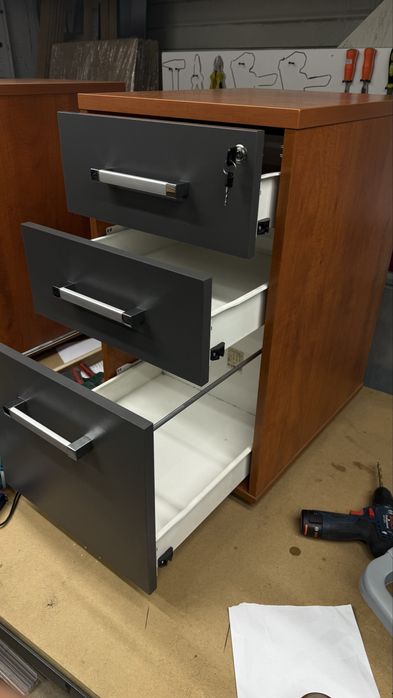 Шкафове комплект контейнери