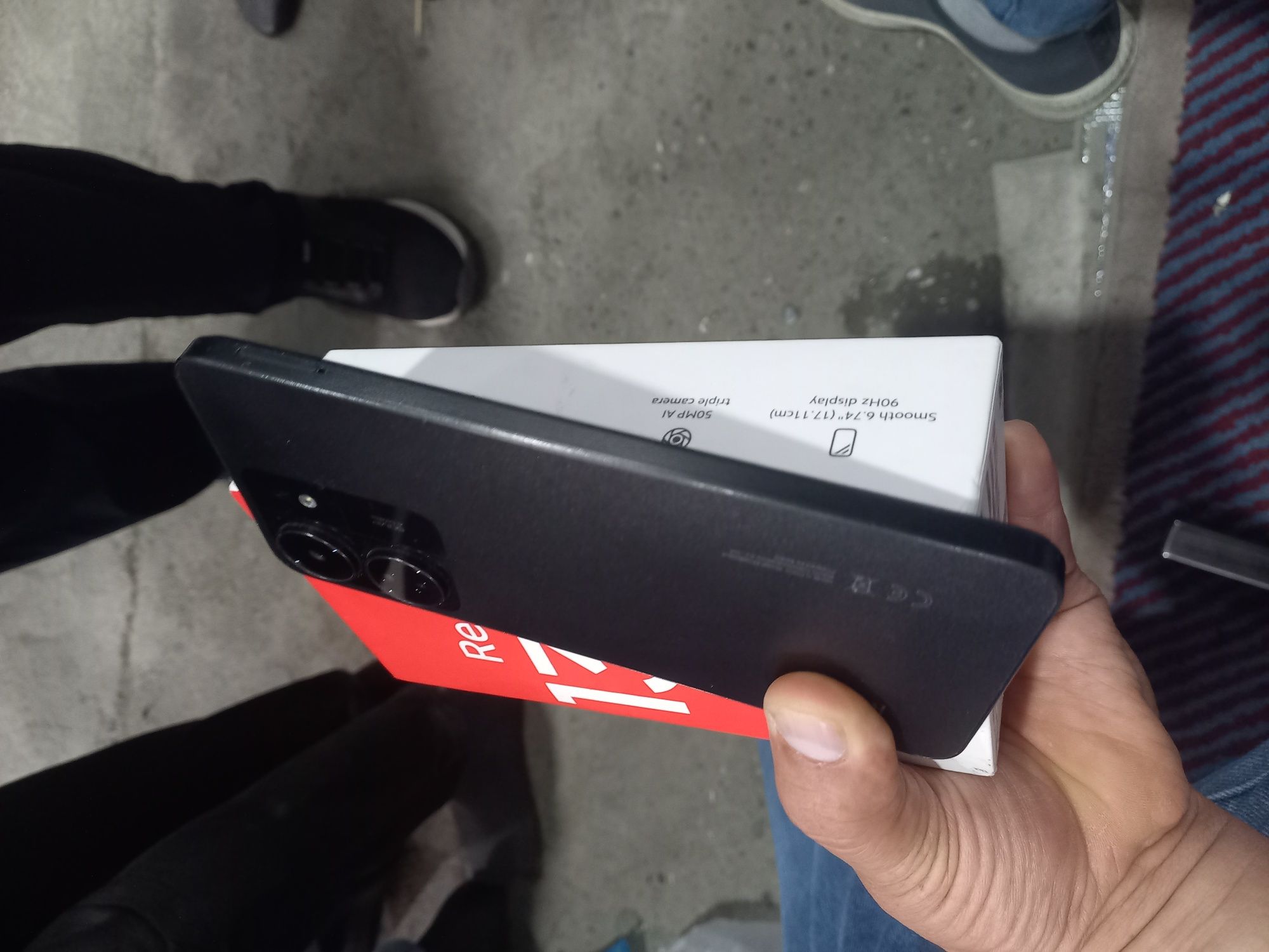 Redmi 13C holati ideal tiniq 128GB hotira 2 sim karta imeyka bo'gan.