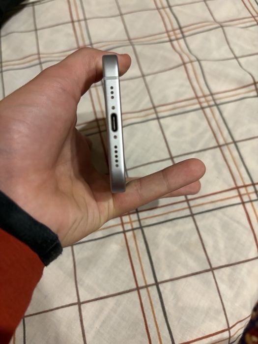 Айфон 15 (много добро състояние)