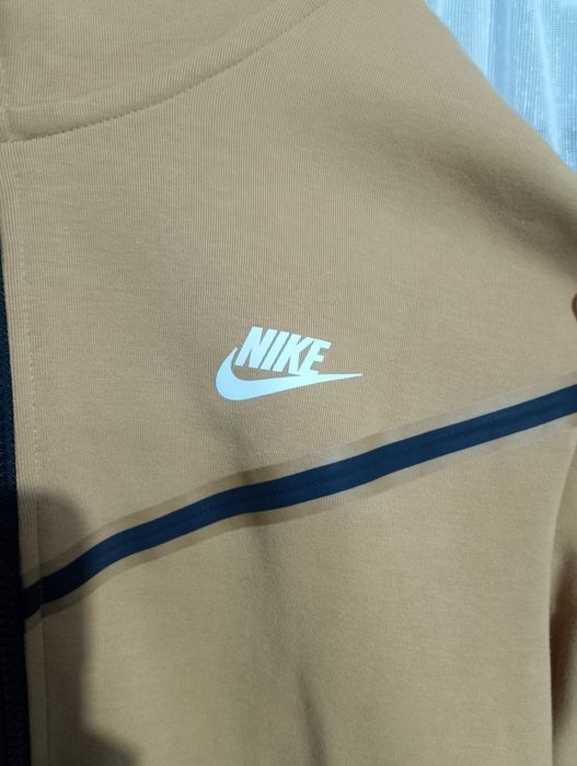 ЧИСТО НОВО горнище на Nike tech fleece бежов
