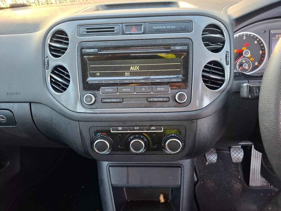 Far Dreapta Volkswagen Tiguan 2014 SUV Albastru