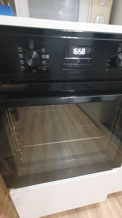 Электроплита с духовкой "Electrolux"