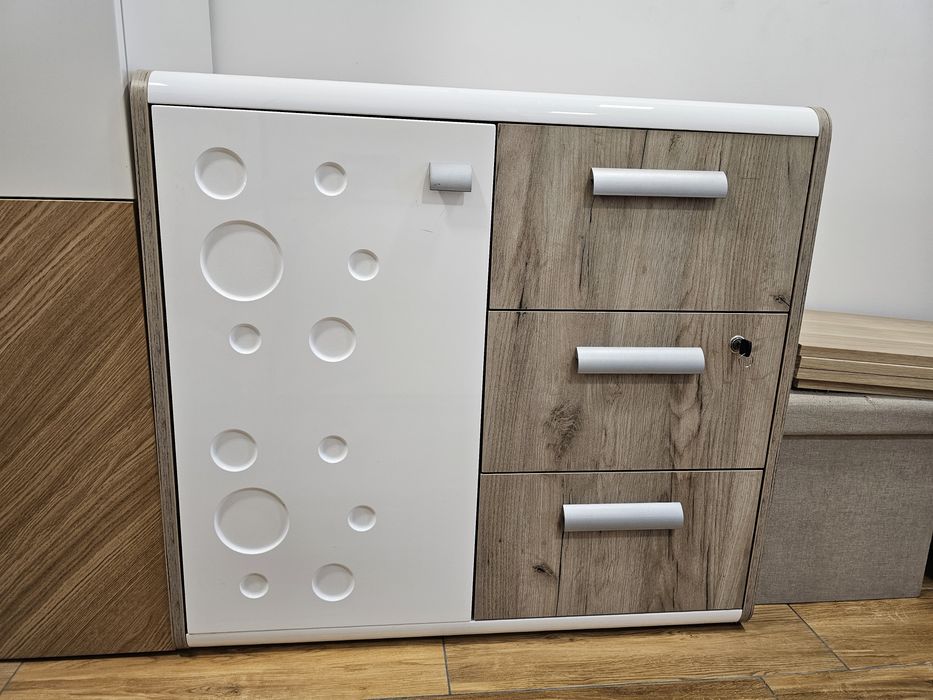 Шкаф в дървесно и бял гланц