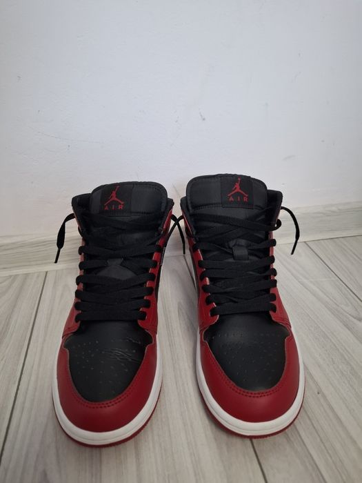Air Jordan 1 Mid Marimea 41 coloare roșie-neagra-alba