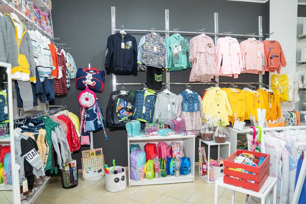 Оборудване от детски магазин – закачалки, щендери, профили, манекени