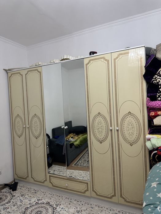 Шкаф зеркало с подставкой две тумбы