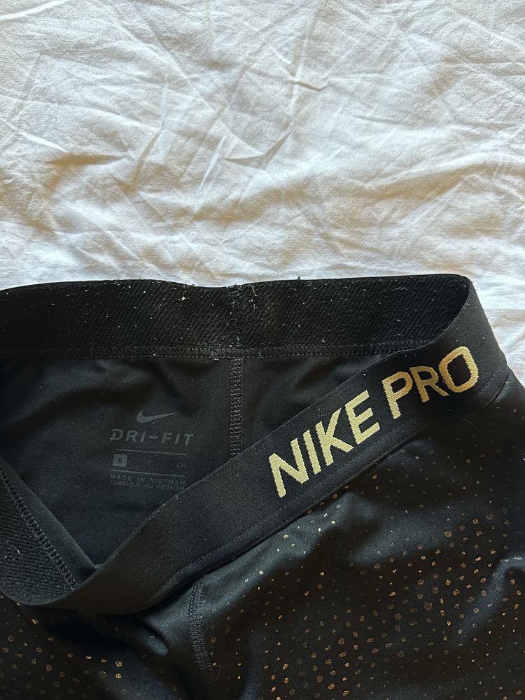 Дълъг черен клин NIKE със златни мотиви