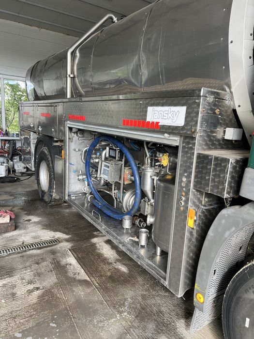 Camion cisterna lapte