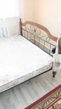 Продам кровать двухспальную с матрасом