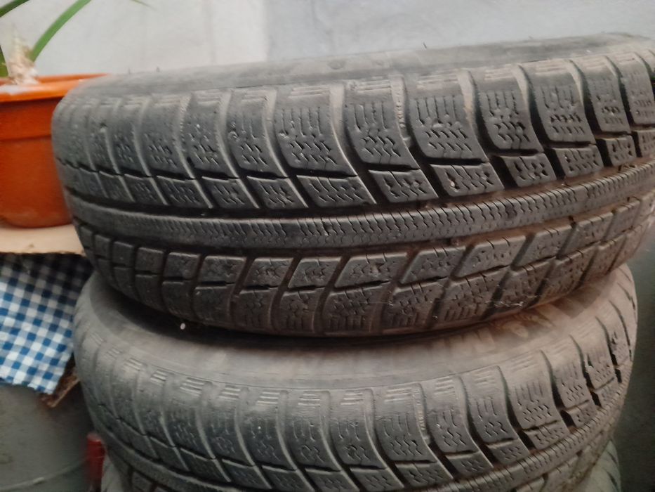 Vând Roti de iarna 175/65R15 în stare buna