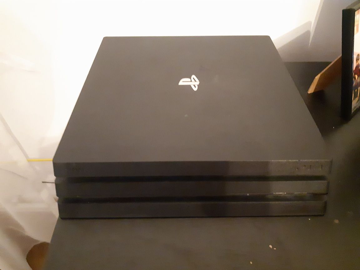 Ps4 pro + 3 controllere