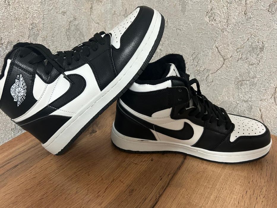 Кроссовки NIKE новые.