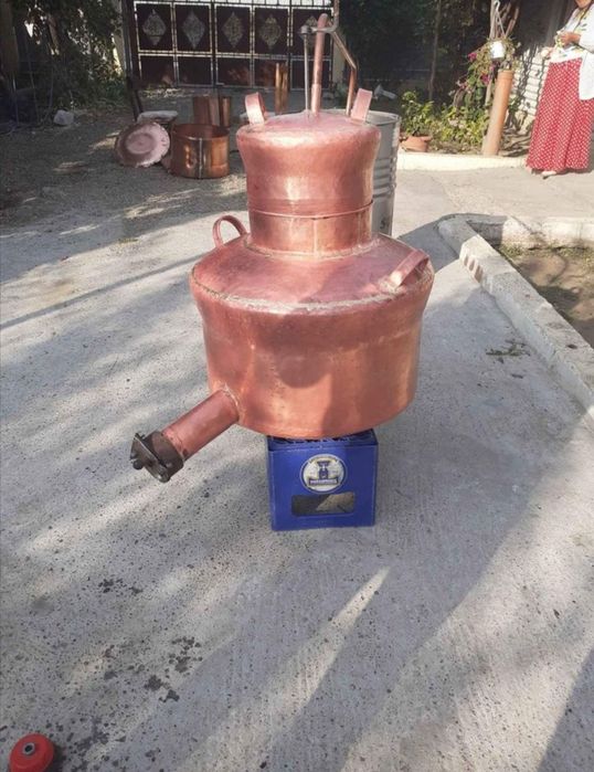 Vand cazan foarte vechi din arama veche pentru tuica de 80 de litrii,g
