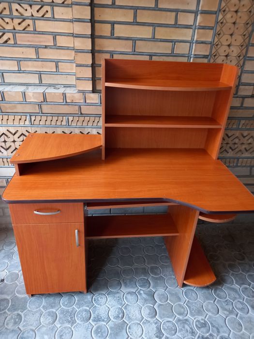 Стол письменный, компьютерный в отличном состоянии