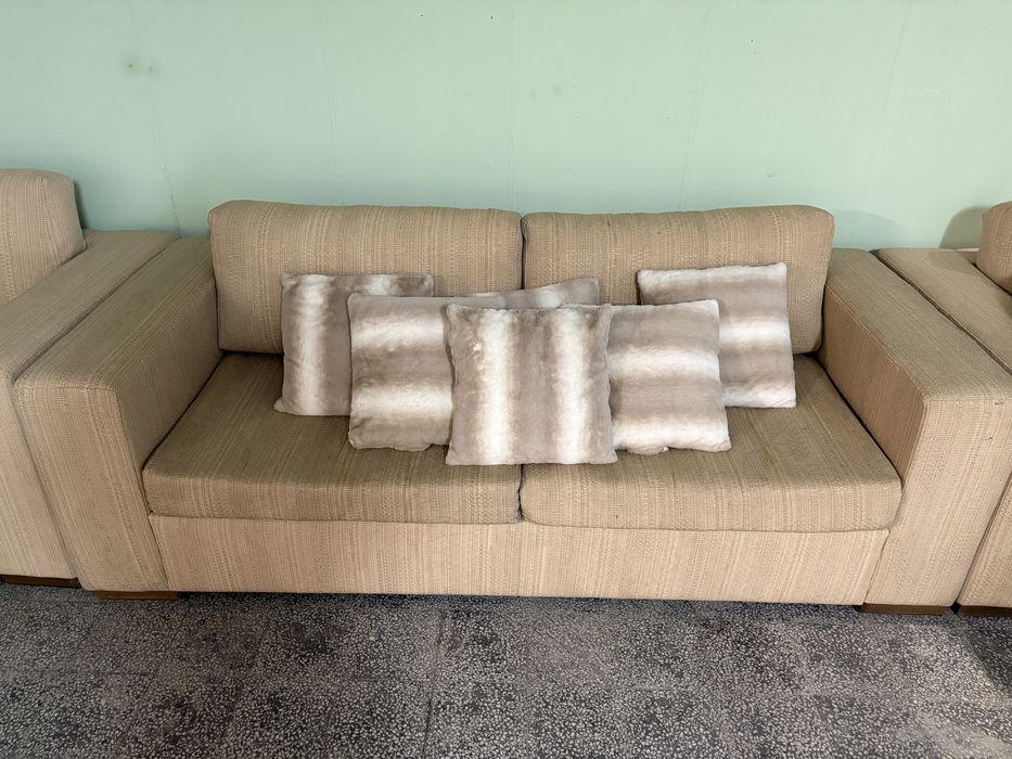 Масивен разтегателен диван + комплект възглавнички