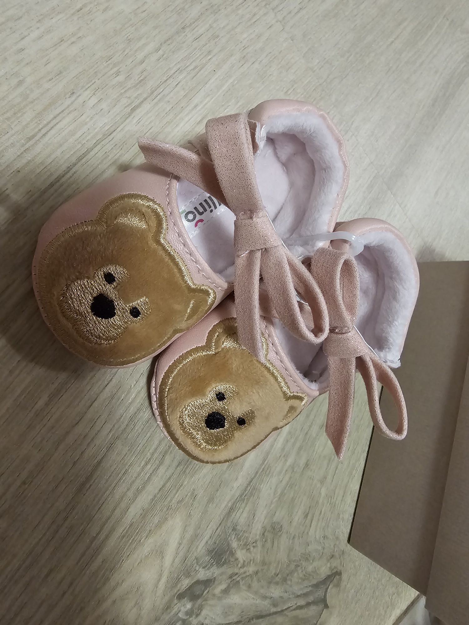 Бебешки чисто нови обувки