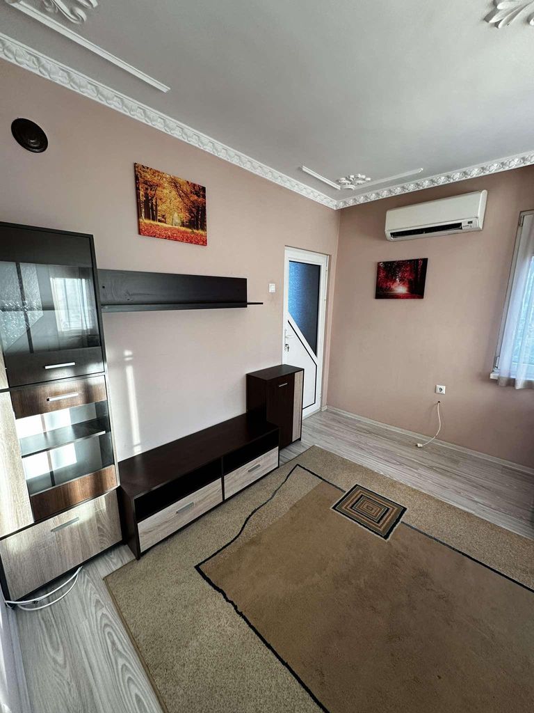 Дава се под наем Етаж от къща в Варна, Цветен квартал - 65 кв.м за 425 € - Снимка #1