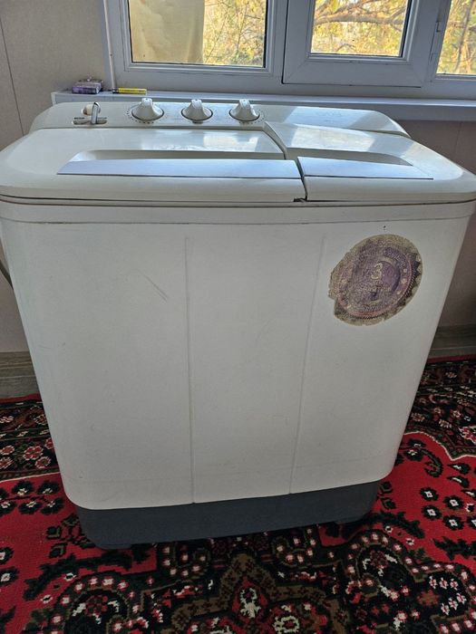 Продается рабочая стиральная машинка полуавтомат.