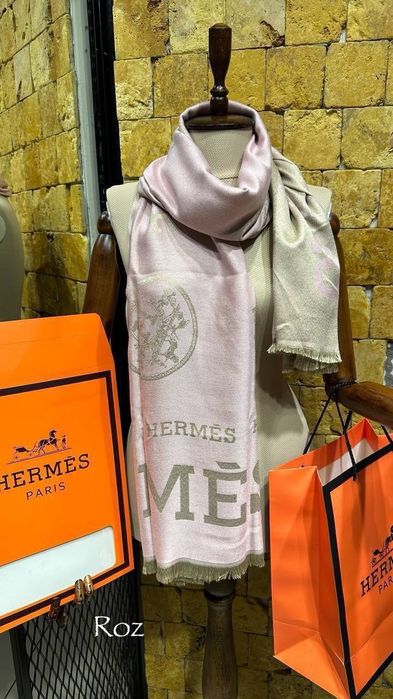 Esarfa Hermes 
+cutie 
Dim. 185x80cm 

Roz-2 bucăți 
Negru -2 bucăț