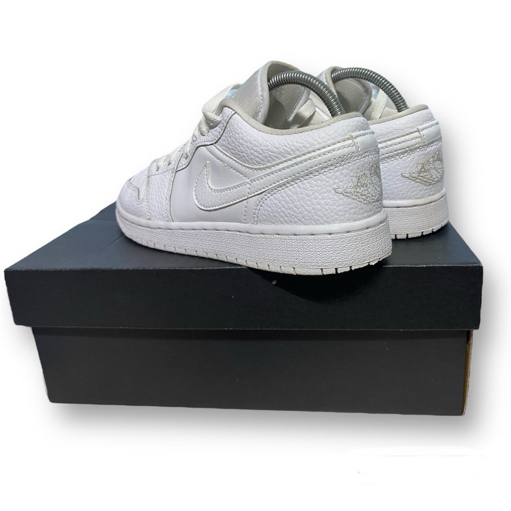 Jordan 1 Triple White дамски маратонки 36,5