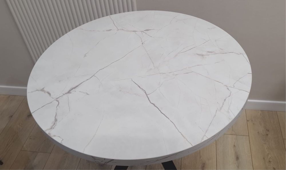 Новый стол в хорошем состояние.