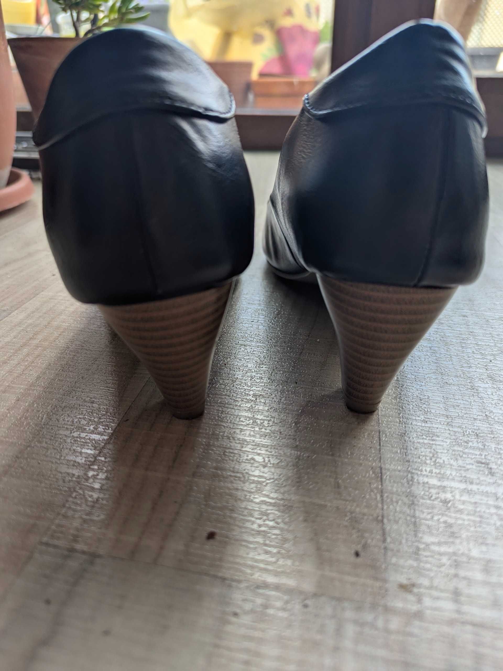 Pantofi cu toc mic