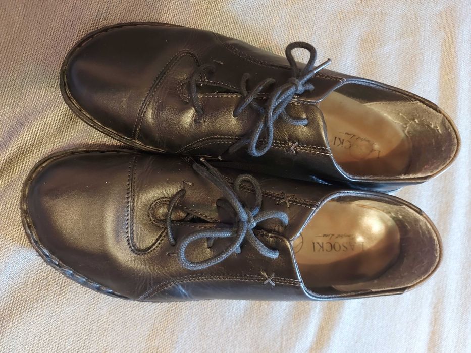 Vând pantofi dama din piele ,culoare neagru ,marimea 39.