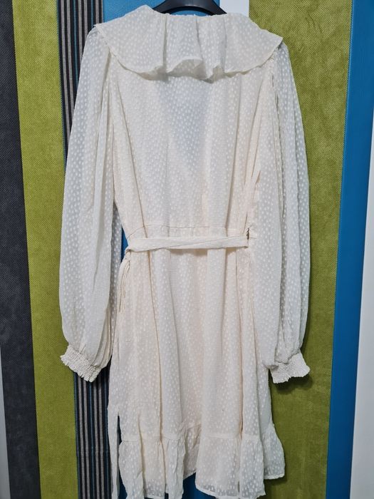 Нова рокля в бежевата гама!