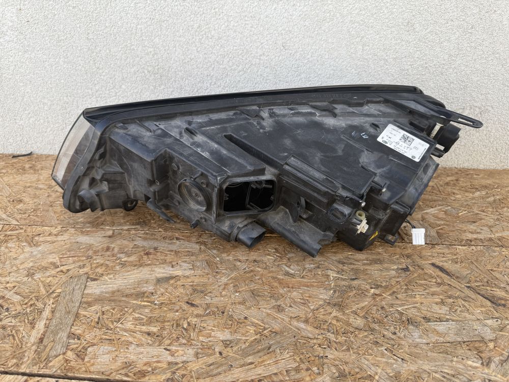 Far dreapta VW Touareg 7P Facelift Xenon Original Europa