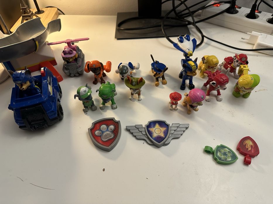 Vand set patrula catelusilor turnul de control plus 13 extra figurine