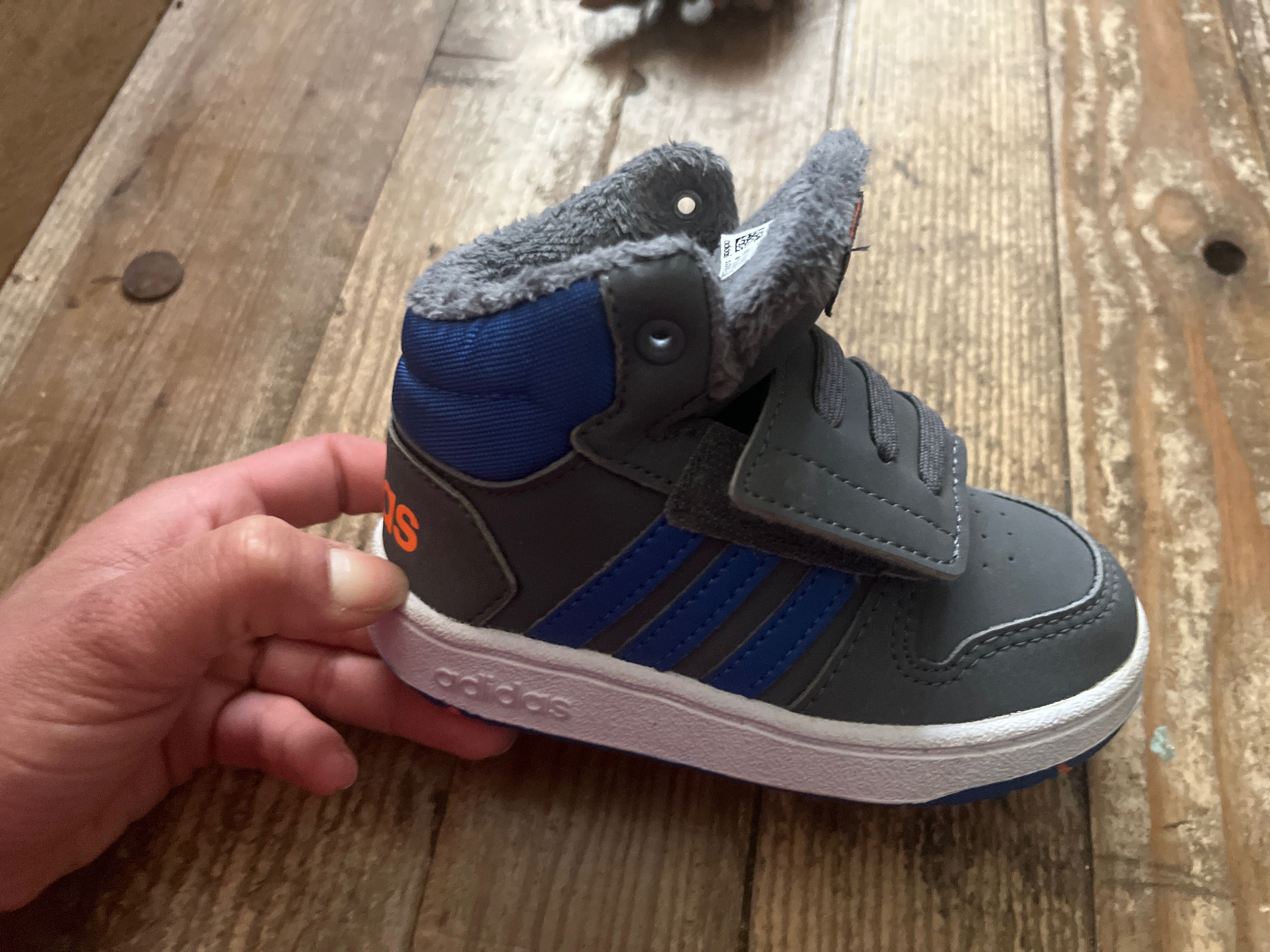 Детски маратонки “ADIDAS” с ПУХ и лепка. 23номер-(стелка 15см.)