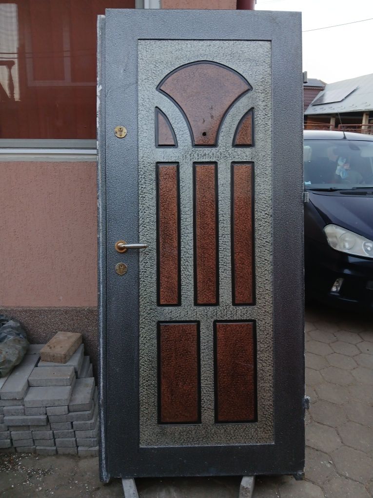 Ușa de metal   utilizata