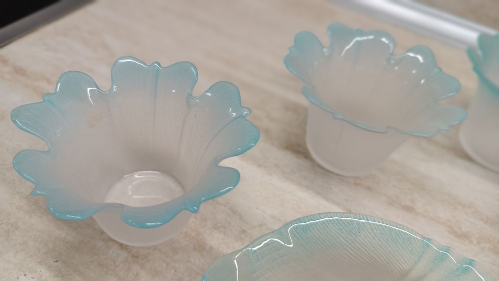 Десертен сервиз 4 купички ,2 чинийки муранско цветно стъкло