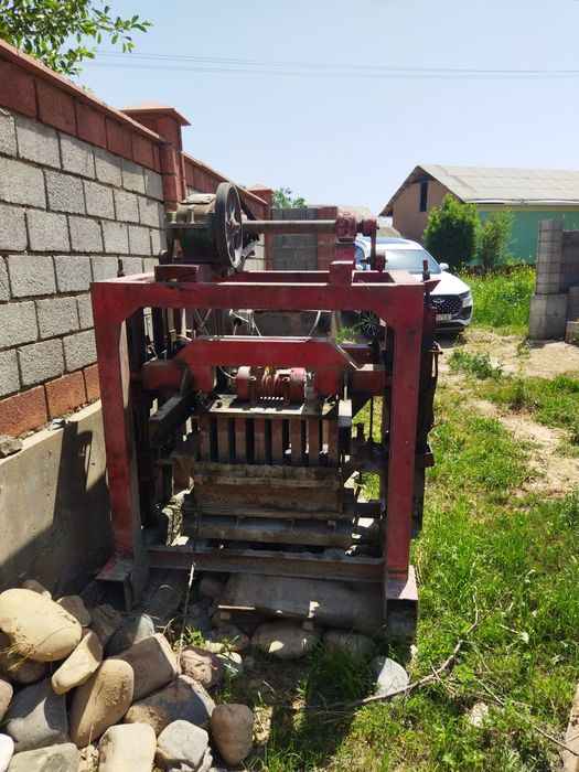 Шлакоблок аппарати сотилади.