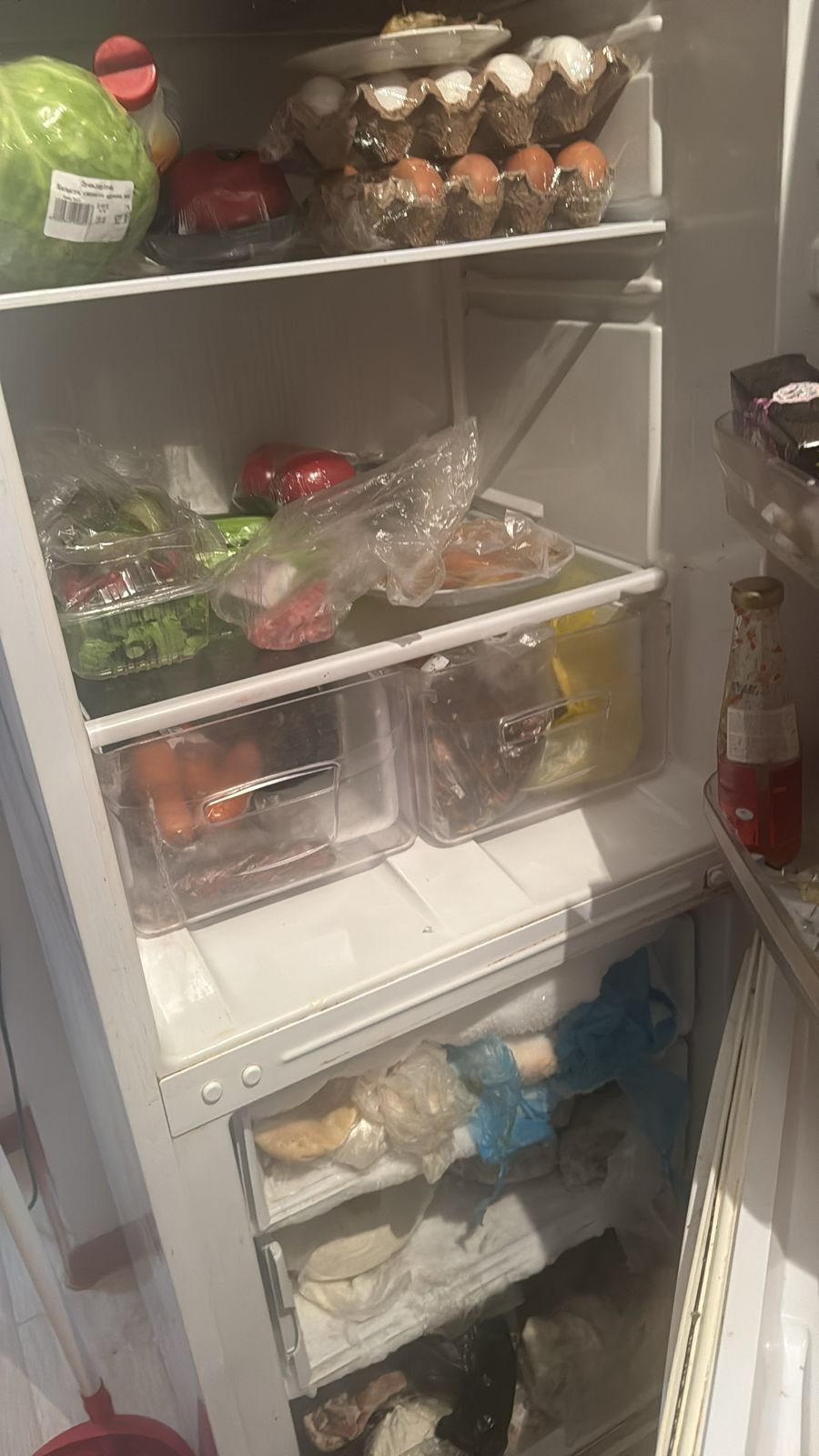 Продам холодильник б/у lndesit резинки все целые.