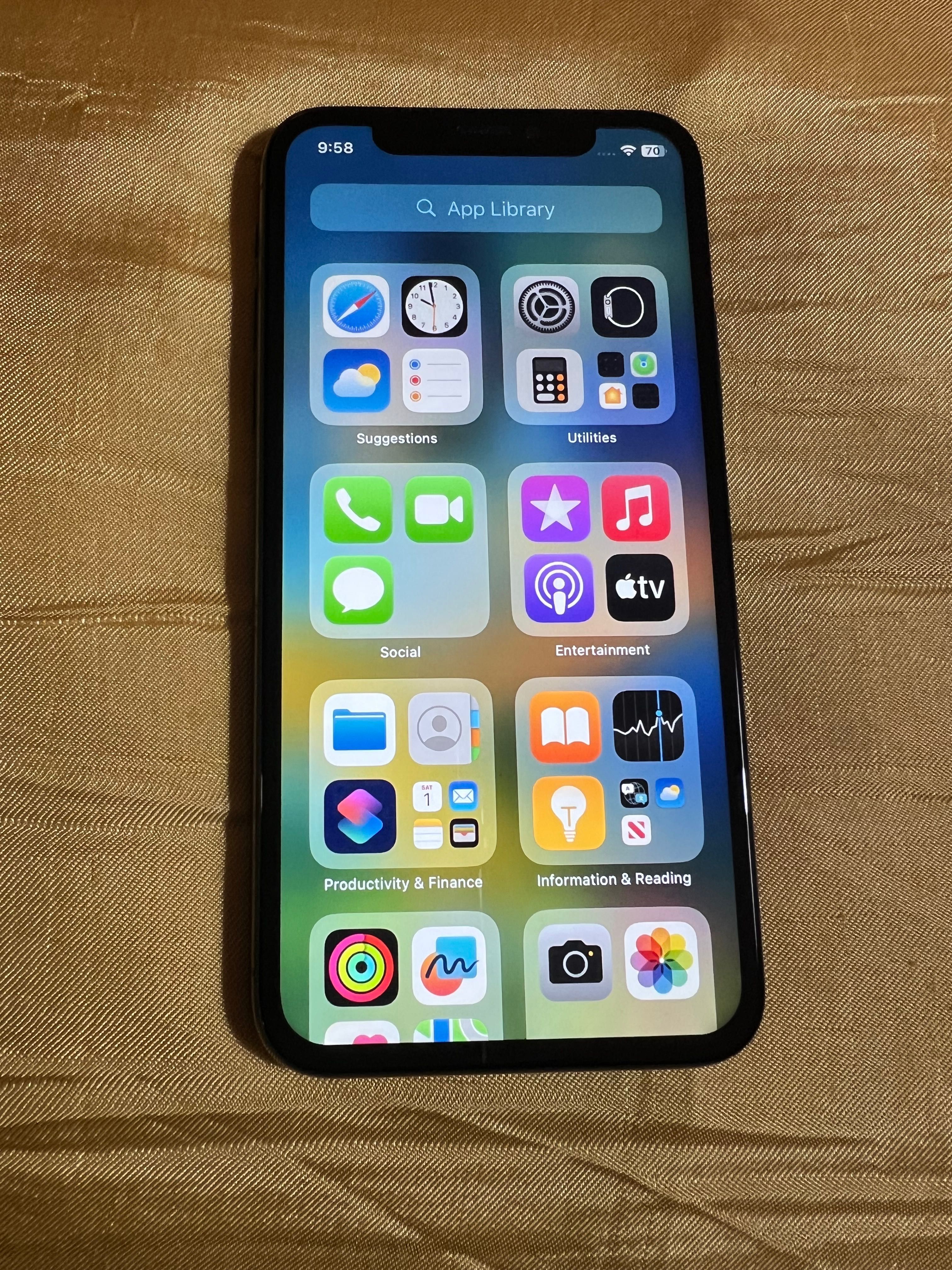 iPhone X -64GB,Black,зарядно,не е заключен