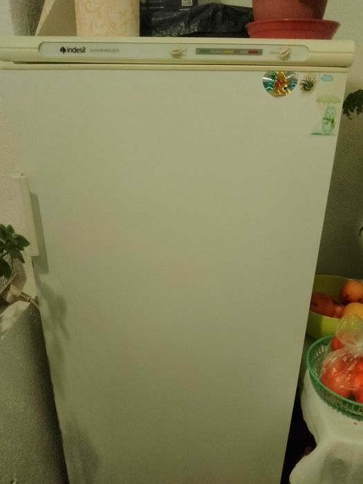 Продавам фризер 7 чекмеджета 140 висок работещ в прекрасно състояние