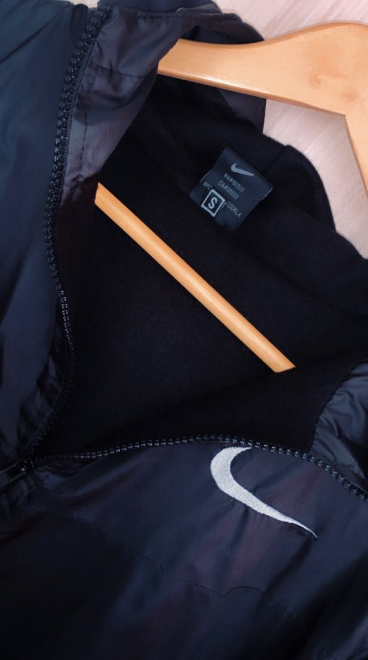 Дамско горнище на Nike в черен цвят, размер S oversized, без забележка