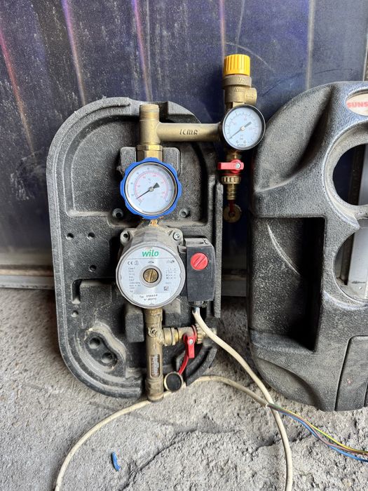 Слънчеви панели,помпена група и гъвкава тръба