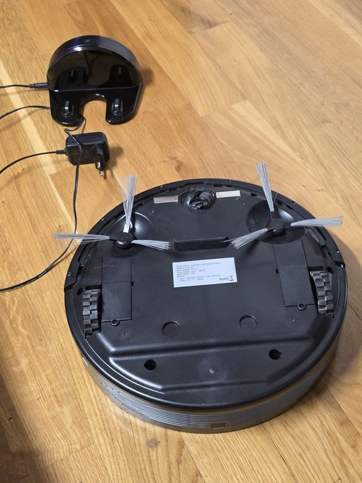 Aspirator robot cu stație de încărcare