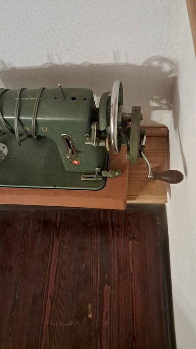 Mașina de cusut manuală