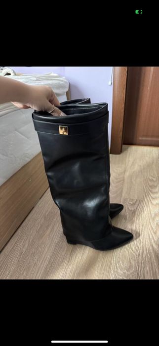 Черни кожени ботуши